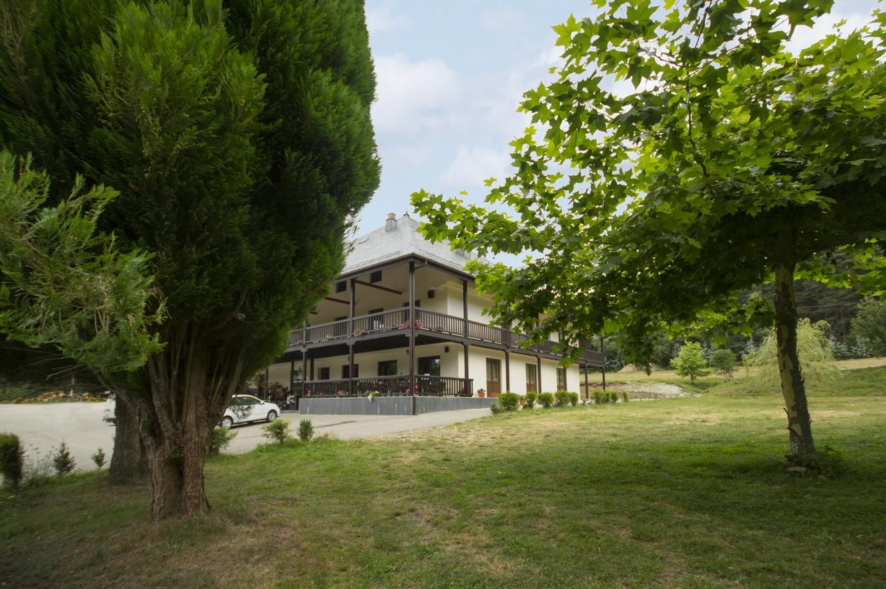Complejo O Pineiral A Fonsagrada Hotel Bagian luar foto