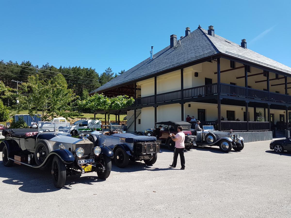 Complejo O Pineiral A Fonsagrada Hotel Bagian luar foto